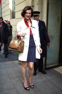 Milla Jovovich feet photo thumbnail