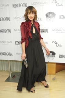Milla Jovovich feet photo thumbnail