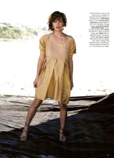 Milla Jovovich feet photo thumbnail