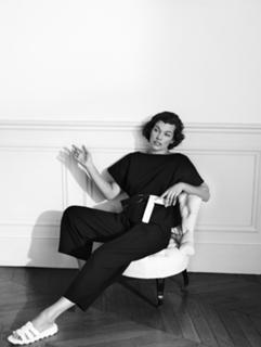 Milla Jovovich feet photo thumbnail