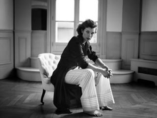 Milla Jovovich feet photo thumbnail