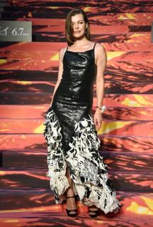 Milla Jovovich feet photo thumbnail