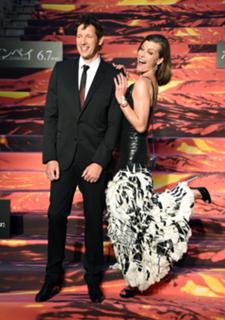 Milla Jovovich feet photo thumbnail