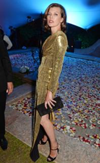 Milla Jovovich feet photo thumbnail
