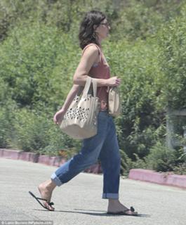 Milla Jovovich feet photo thumbnail