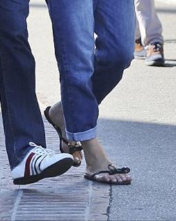 Milla Jovovich feet photo thumbnail
