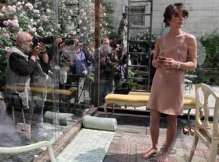 Milla Jovovich feet photo thumbnail