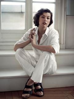 Milla Jovovich feet photo thumbnail