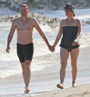 Milla Jovovich feet photo thumbnail