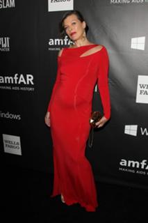 Milla Jovovich feet photo thumbnail