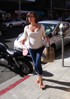 Milla Jovovich feet photo thumbnail