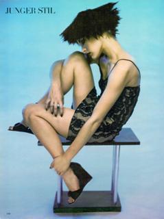 Milla Jovovich feet photo thumbnail