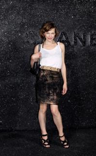 Milla Jovovich feet photo thumbnail