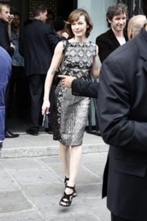 Milla Jovovich feet photo thumbnail
