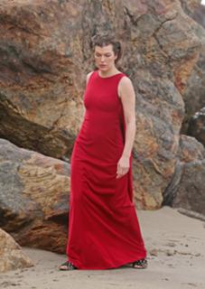 Milla Jovovich feet photo thumbnail