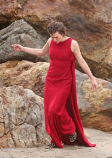 Milla Jovovich feet photo thumbnail