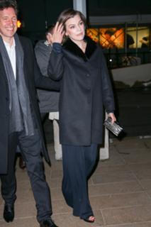 Milla Jovovich feet photo thumbnail