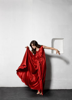 Milla Jovovich feet photo thumbnail