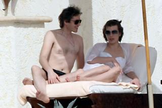 Milla Jovovich feet photo thumbnail