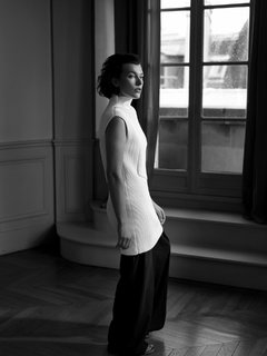 Milla Jovovich feet photo thumbnail
