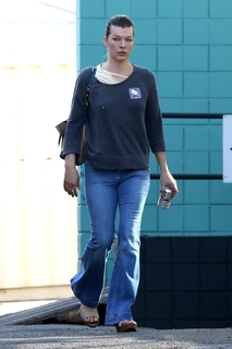 Milla Jovovich feet photo thumbnail