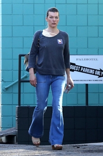 Milla Jovovich feet photo thumbnail