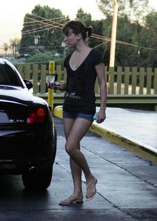 Milla Jovovich feet photo thumbnail