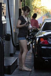 Milla Jovovich feet photo thumbnail