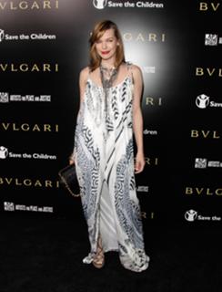Milla Jovovich feet photo thumbnail