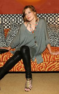 Milla Jovovich feet photo thumbnail