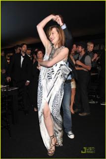 Milla Jovovich feet photo thumbnail