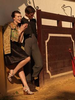Milla Jovovich feet photo thumbnail