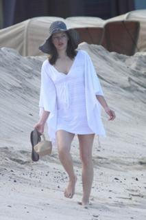 Milla Jovovich feet photo thumbnail