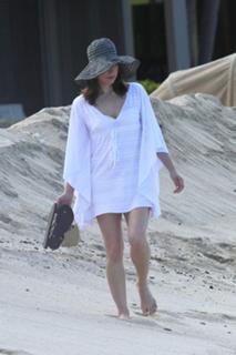 Milla Jovovich feet photo thumbnail