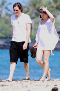 Milla Jovovich feet photo thumbnail