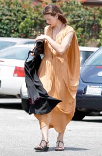 Milla Jovovich feet photo thumbnail