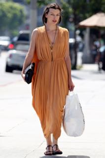 Milla Jovovich feet photo thumbnail
