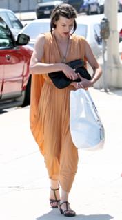 Milla Jovovich feet photo thumbnail