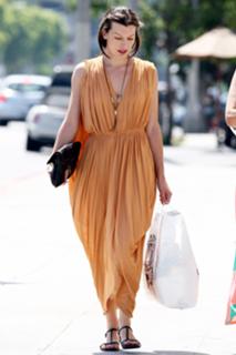 Milla Jovovich feet photo thumbnail