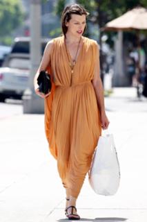 Milla Jovovich feet photo thumbnail