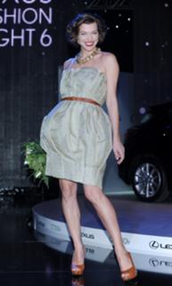 Milla Jovovich feet photo thumbnail