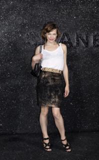 Milla Jovovich feet photo thumbnail