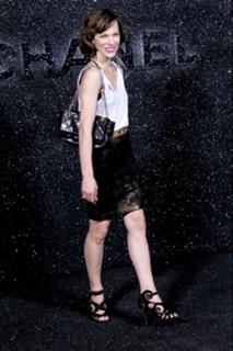 Milla Jovovich feet photo thumbnail