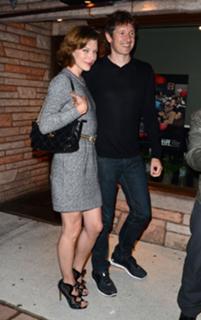 Milla Jovovich feet photo thumbnail
