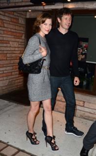 Milla Jovovich feet photo thumbnail