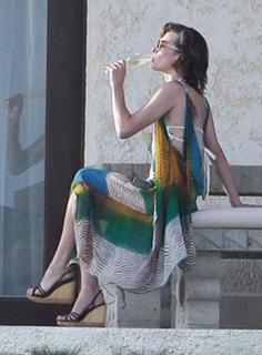 Milla Jovovich feet photo thumbnail