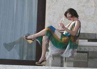 Milla Jovovich feet photo thumbnail