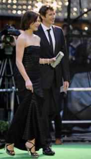 Milla Jovovich feet photo thumbnail