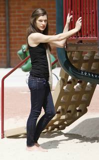 Milla Jovovich feet photo thumbnail
