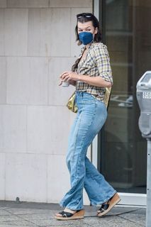 Milla Jovovich feet photo thumbnail